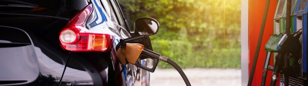 Veículo a abastecer combustível numa bomba de gasolina