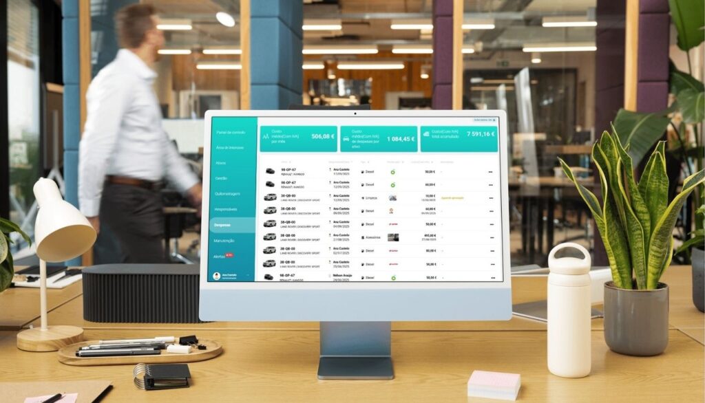 Imagem de um monitor com um Software de Gestão de Frotas aberto. Apresenta uma listagem de veículos da empresa e despesas de combustível 